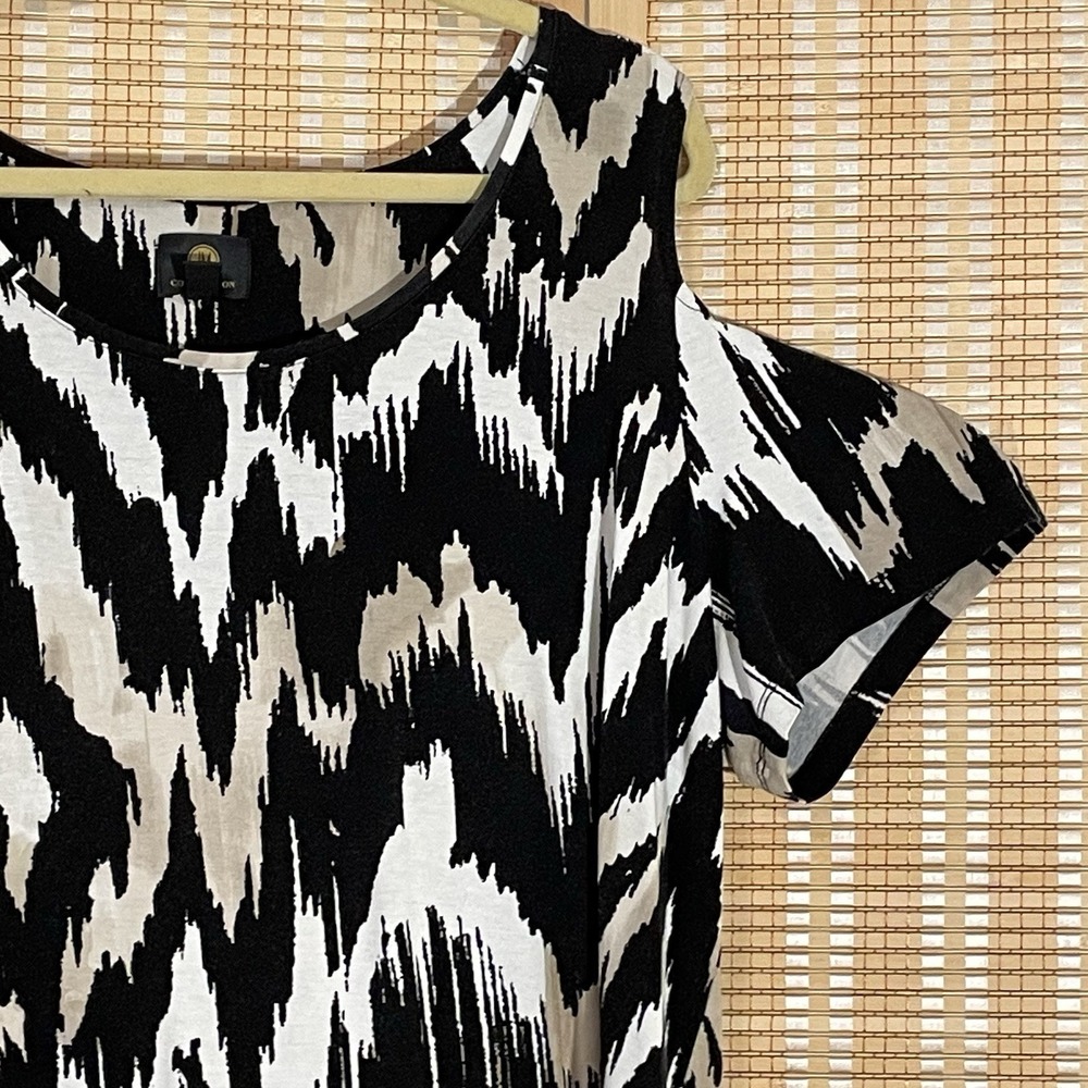 JM Collection Black and White Cold Shoulder Tunic - Picture 3 of 12